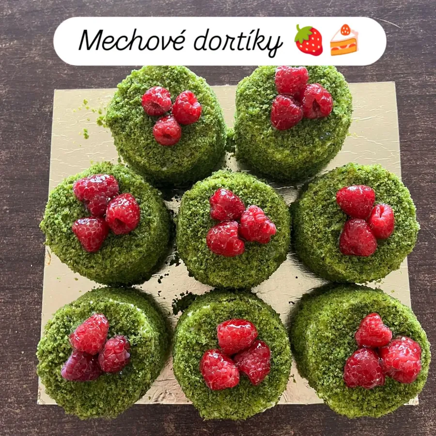 Hravé mechové dortíky s čerstvými malinami